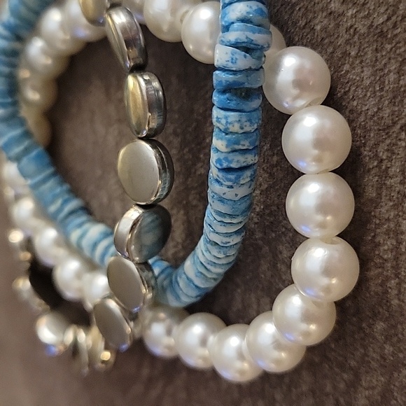 5/$25 Set of Three Blue Shell Acrylic Pearl Beaded Stretch Bracelets - Picture 3 of 6